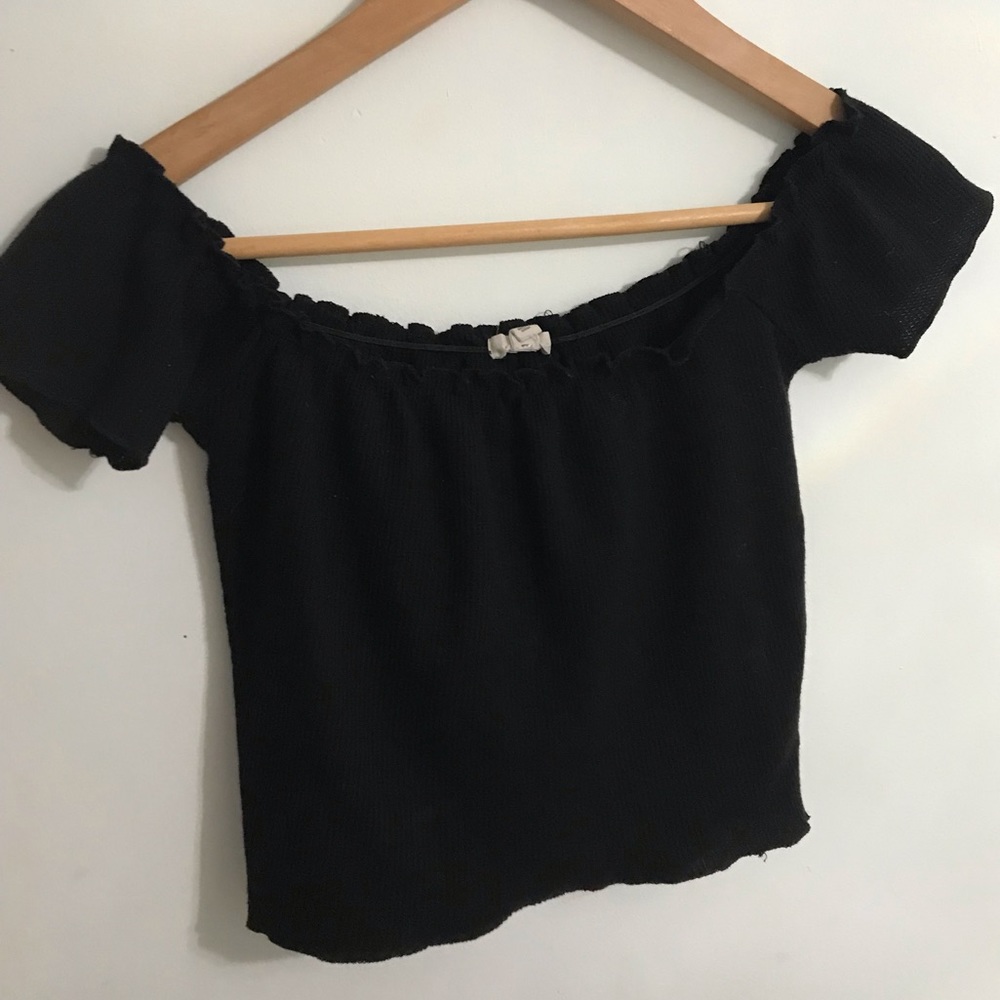 Black off the shoulder shirt sleeve tee